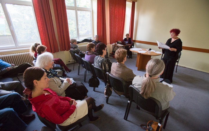 Lengyel irodalmi est a könyvtárban