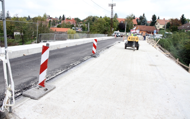 Fél napra teljes szélességében lezárják a Százlábú hidat