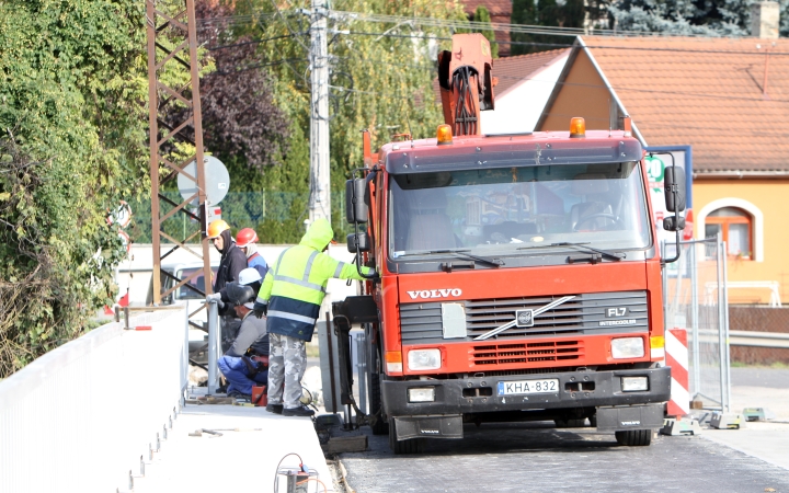Százlábú-híd - beemelték az új acélkorlátot