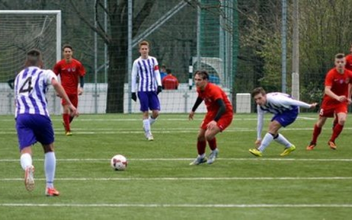 Labdarúgás: továbbra is az élen