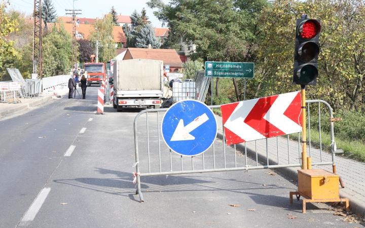 Holnap ismét lezárják a Százlábú hidat