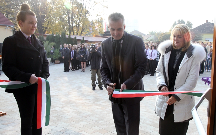 Pannon Oktatási Központ - Felavatták az iskola új auláját