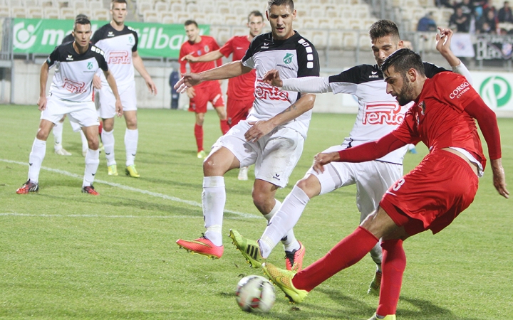 Labdarúgás: Nyíltsisakos küzdelem