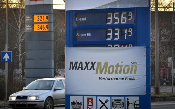 Mától literenként két forinttal többet hagyunk ott a benzinkúton 