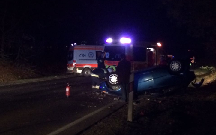 Karambol a 6-oson, az egyik autó a feje tetjére állt