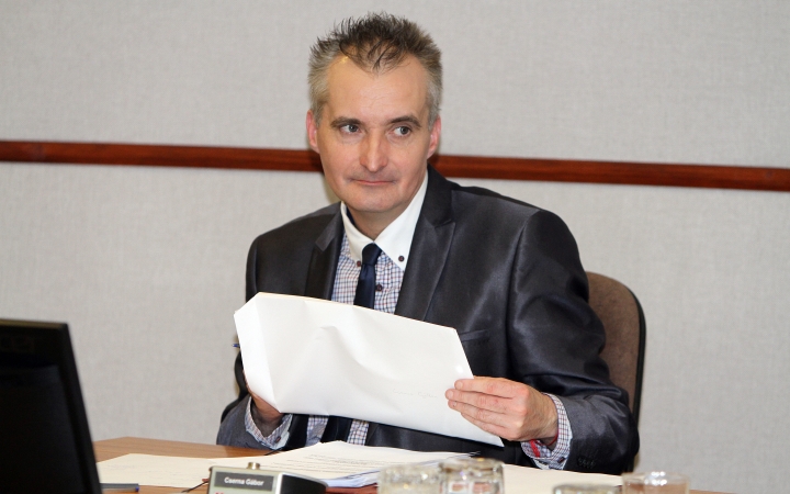 Ajánlatot tesz az önkormányzat a zöld SZTK megvásárlására