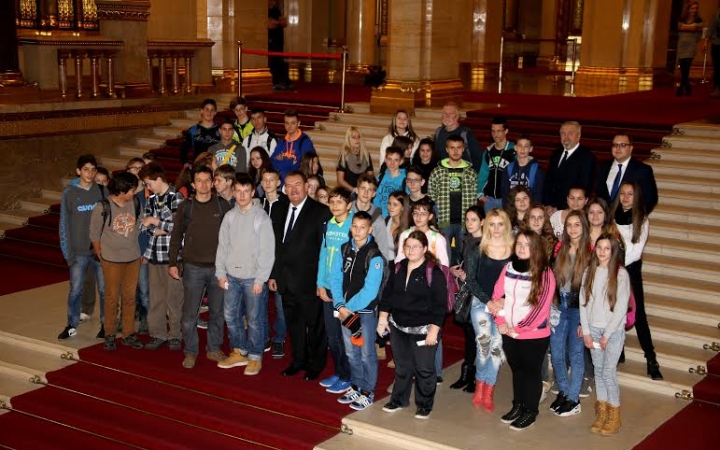 Dr. Galambos Dénes diákokat látott vendégül a Parlamentben