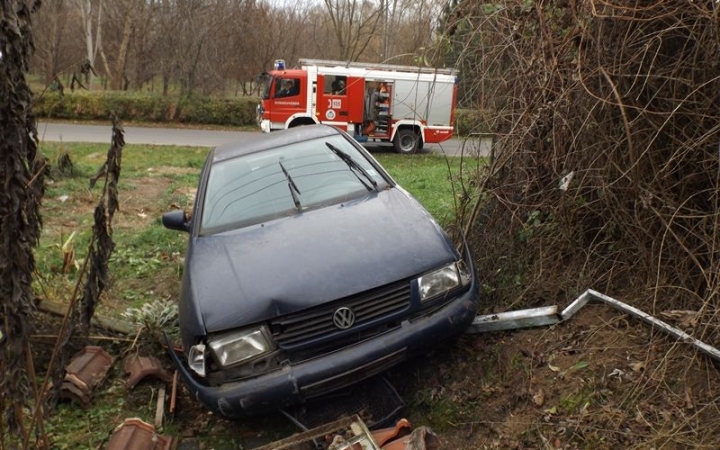 Kerítésnek ütközött egy autó Dunaújvárosban
