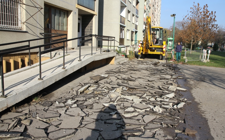 Felújították a már balesetveszélyes járdaszakaszt az Új Vasmű úton