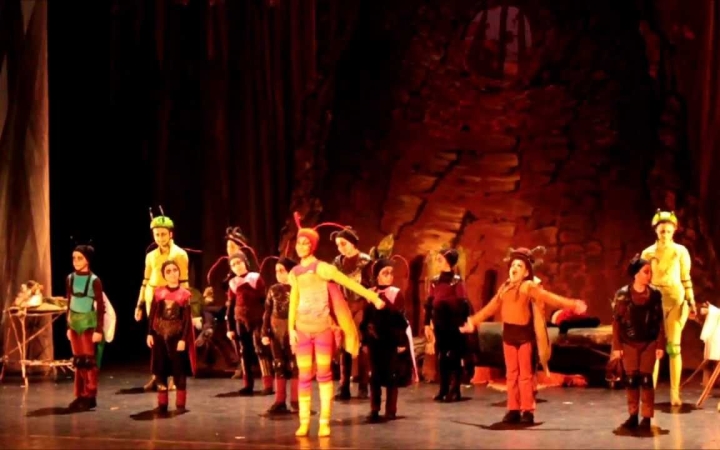 Önkormányzati ajándék - Bogármese a sportcsarnokban