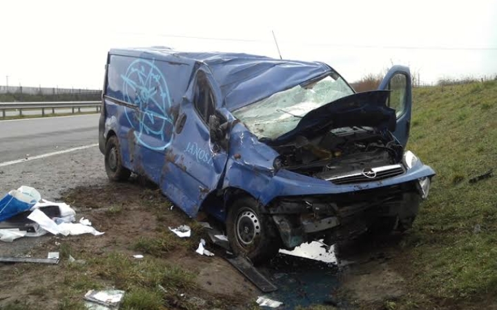 Kisteherautó borult az M6-oson