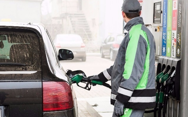 330 forint alá esik az benzin ára