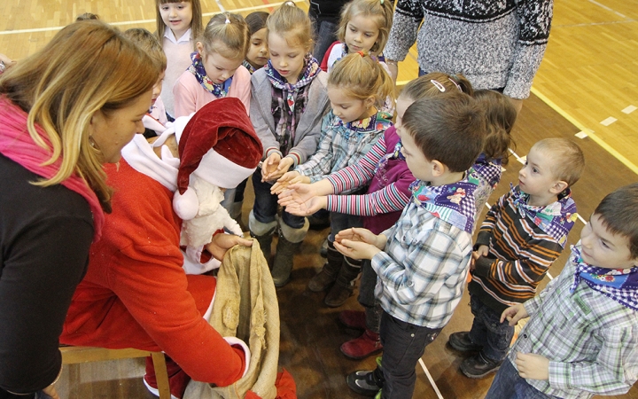 Jótékonysági gyermekprogramok a csarnokban