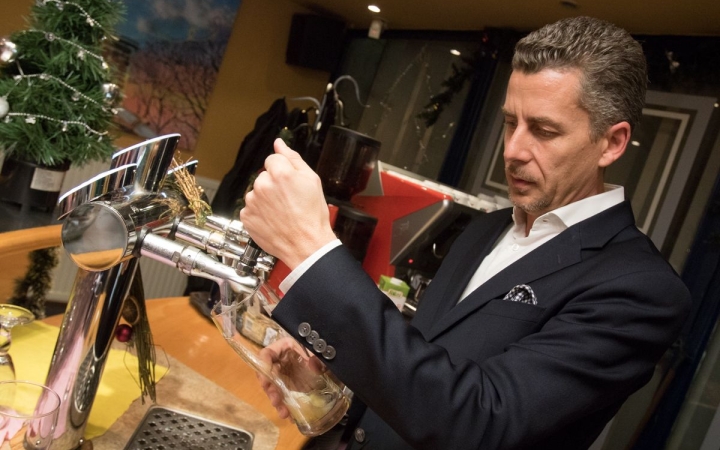 Rákay Philip csapolta a sört a KMI-ben