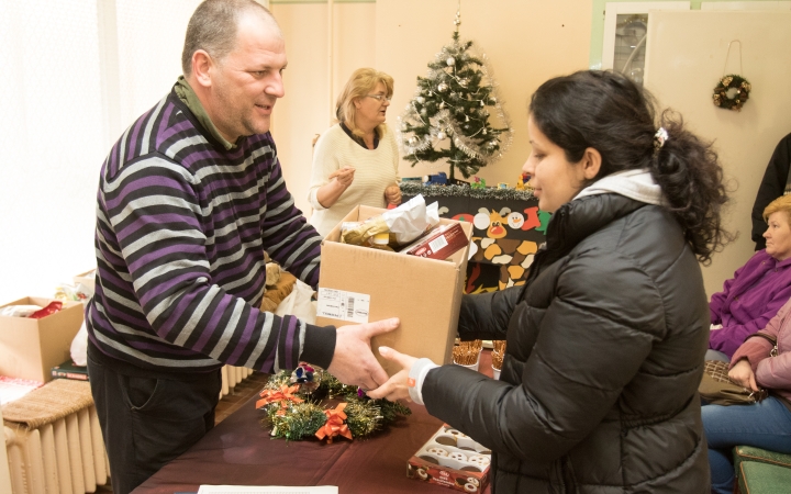 Élelmiszercsomag és játék hegyek