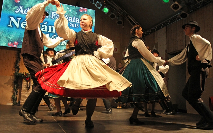 Téli táncforgatag a főtéren