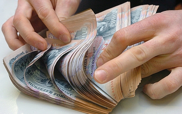 Tízmilliárdot hagy az állam a zsebünkben?