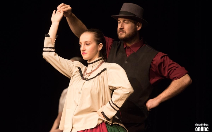 Csattan a csizma szára