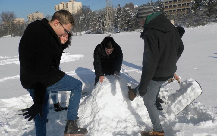 Hóembergyár a Kádár-völgyben