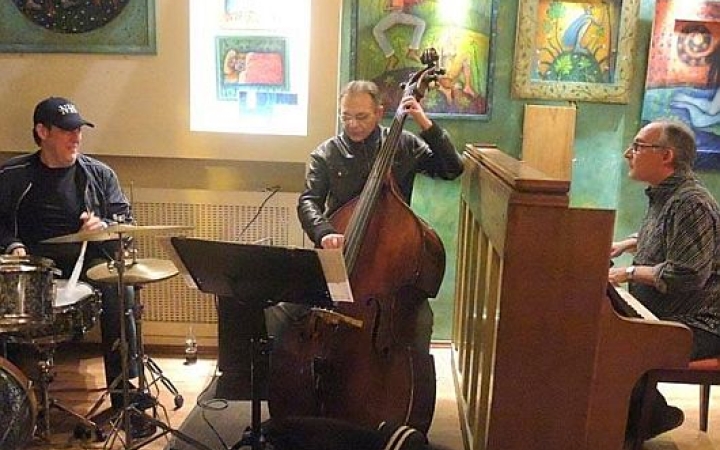 Remek trióval nyitja az évadot a Művész Jazz Klub