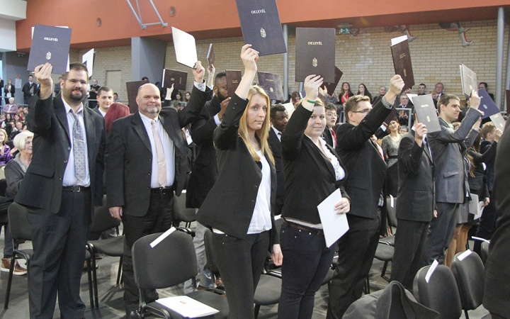 Az egyetem első diplomái