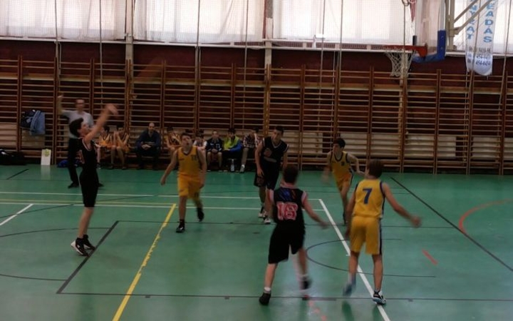 Kosárlabda: egy sima, egy fordított