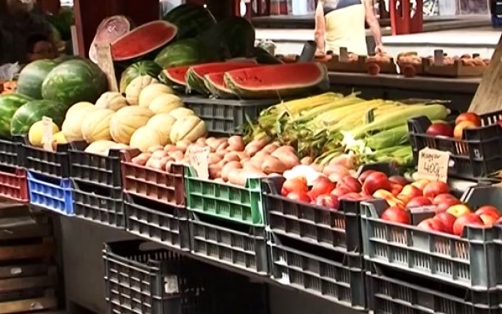 Több százezer tonna ételt dobunk a kukába?