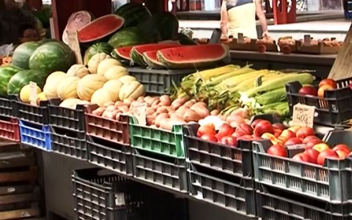 Több százezer tonna ételt dobunk a kukába?