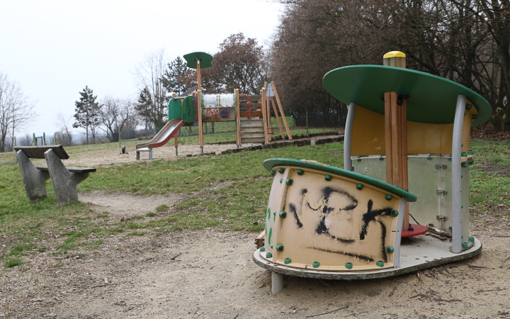 Vandálok "játszottak" a játszótéren