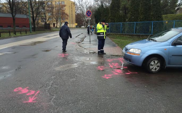 Parkolóból kihajtó autó sodort el egy idős férfit