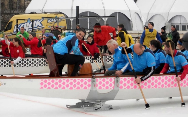 Korcsolyát húztak a sárkányra! Korcsolyát húztak a sárkányra!