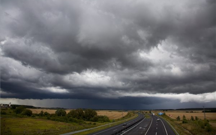 Marad a borongós esős idő, jön a viharos szél