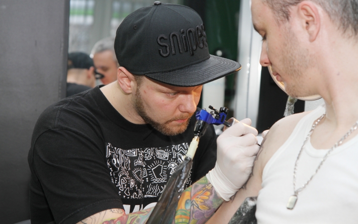 Az emberi képzelet ördögi tetoválást szül