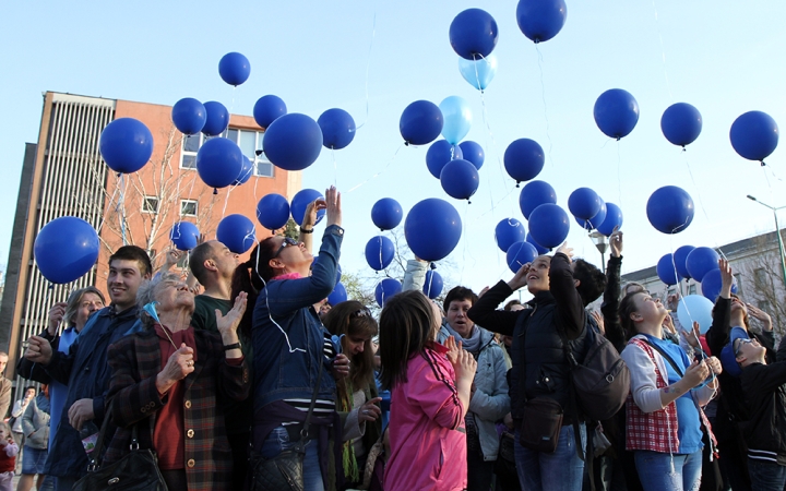 Kékben ragyogott a Városháza tér