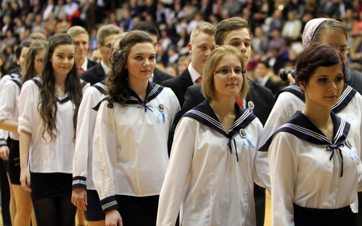 Fenn a szalag a Széchenyi gimi végzősein
