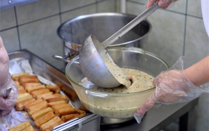 Újabb egymilliárd gyermekétkeztetésre