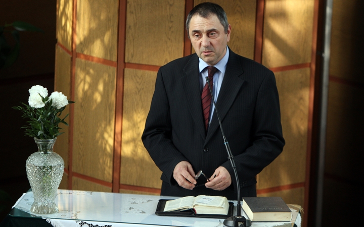 Áprilisban beiratkozás