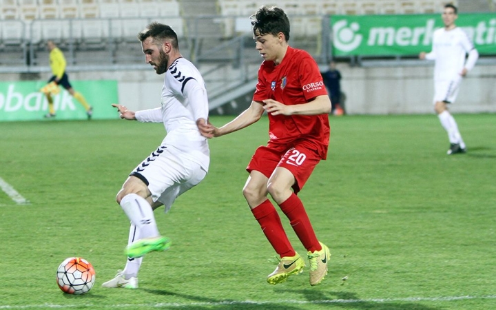 Labdarúgás: a listavezető érkezik