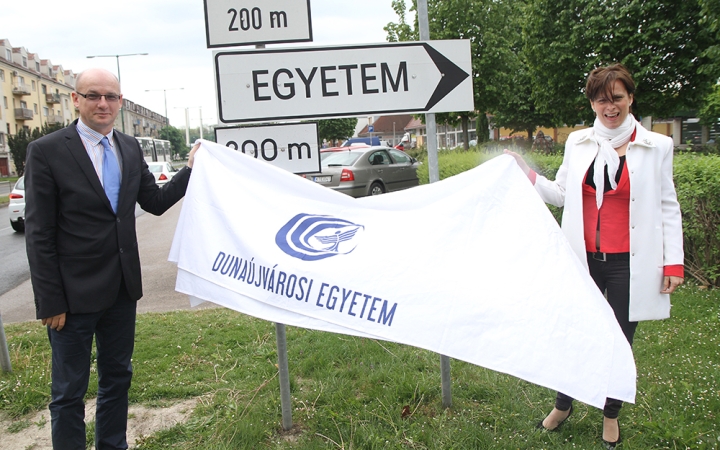 Már jelzőtábla is mutatja az egyetem felé vezető irányt