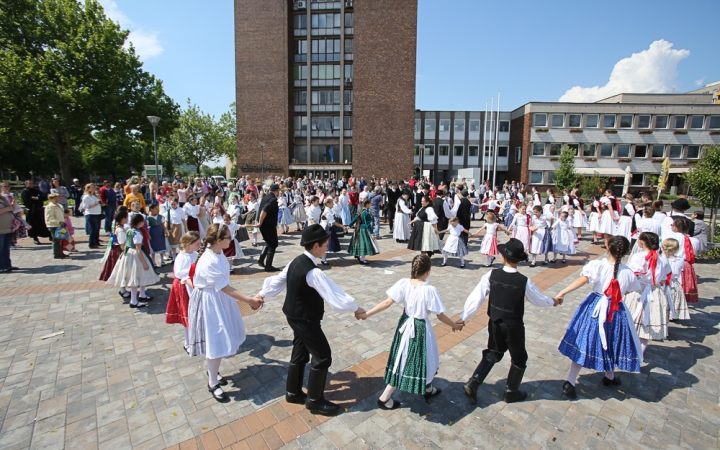 Néptáncos gyereksereg - Pünkösdi királyt és királynőt választottak