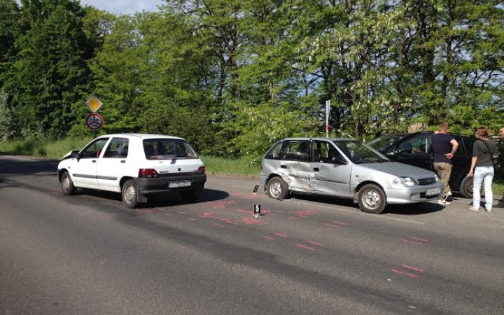 Baleset a 6-os úton, három autó ütközött