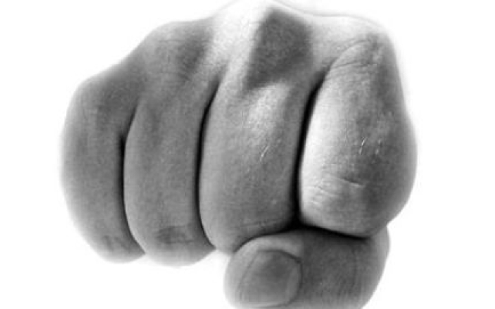 Szakítás után - Bezárta és meg is verte volt barátnőjét