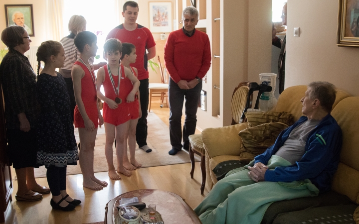 Meglepetésparti járt a 85 éves mesternek