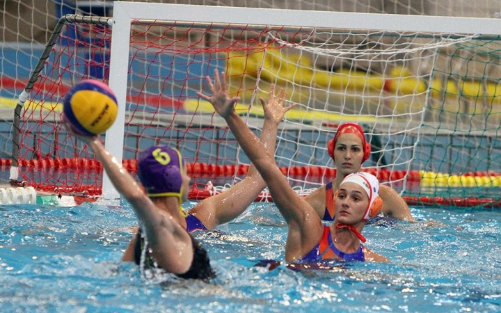 A vízilabdás lányok elodáznák a bajnokavatást