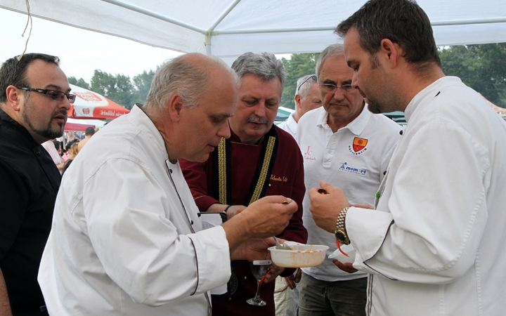 Parázs Varázs - Profi zsűri kóstolja majd az ételeket