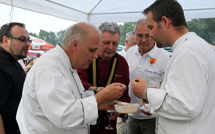Parázs Varázs - Profi zsűri kóstolja majd az ételeket