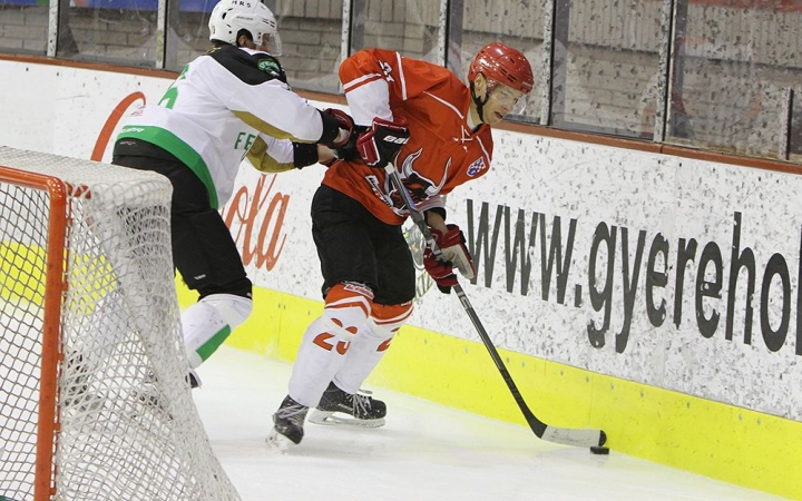 Jégkorong: két meccs a Fradival