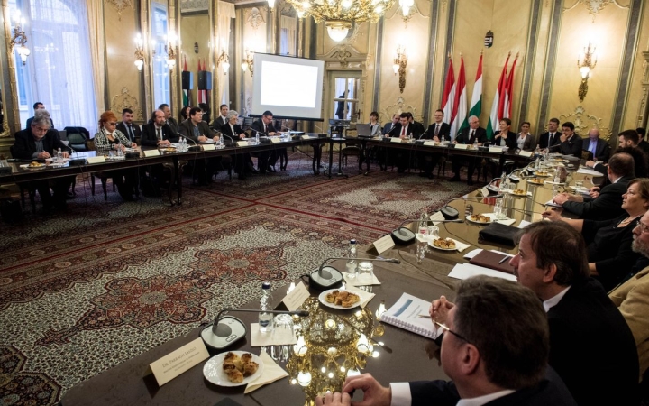 Köznevelési kerekasztal - Napirenden a pedagógus-továbbképzés megújítása