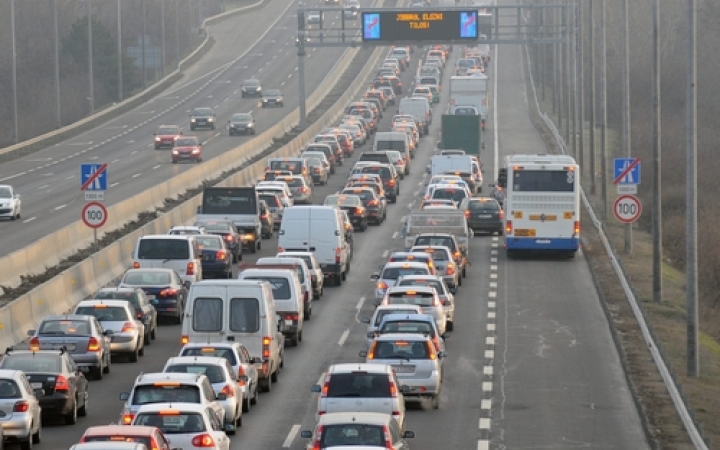Óriási dugók várhatók az utakon