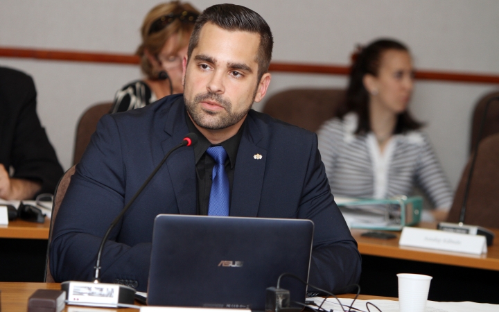 Pintér Tamás ül Novák Előd helyére a parlamentben?